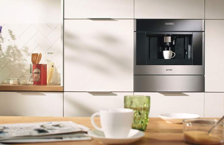 Built-in Barista Coffee Machine & EasyMilk Creamy Frothing